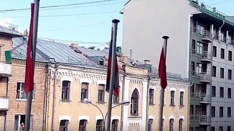 Чоловік виліз на дах будинку у Москві і покидав у пішоходів цеглинами