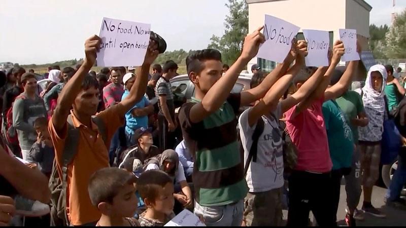 На границе с Венгрией беженцы отказываются от воды и пищи На границе с Венгрией беженцы отказываются от воды и пищи