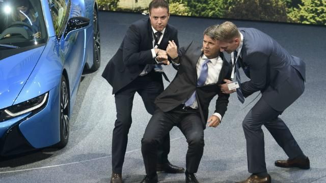 Гендиректор BMW потерял сознание прямо на сцене посреди презентации