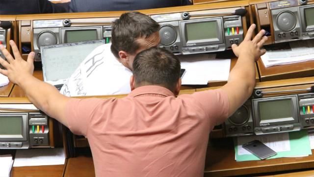 Украинцы требуют у Порошенко, чтобы депутаты голосовали по отпечаткам пальцев Украинцы требуют у Порошенко, чтобы депутаты голосовали по отпечаткам пальцев