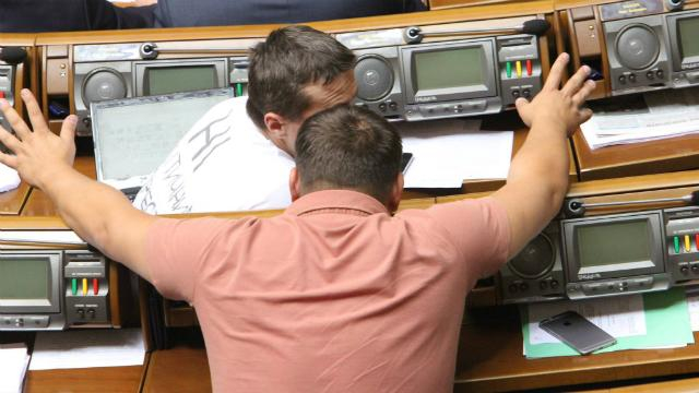 Украинцы требуют у Порошенко, чтобы депутаты голосовали по отпечаткам пальцев