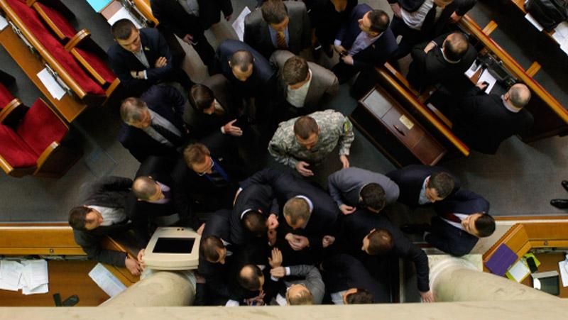 Названо прізвища політиків, які "купують" депутатів у Раді Названо прізвища політиків, які "купують" депутатів у Раді