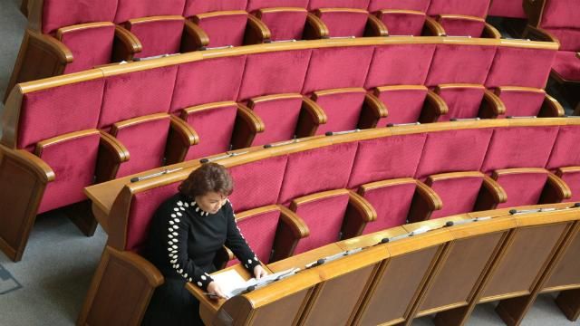 Депутаты опять не хотят увольнять опальных министров Депутаты опять не хотят увольнять опальных министров