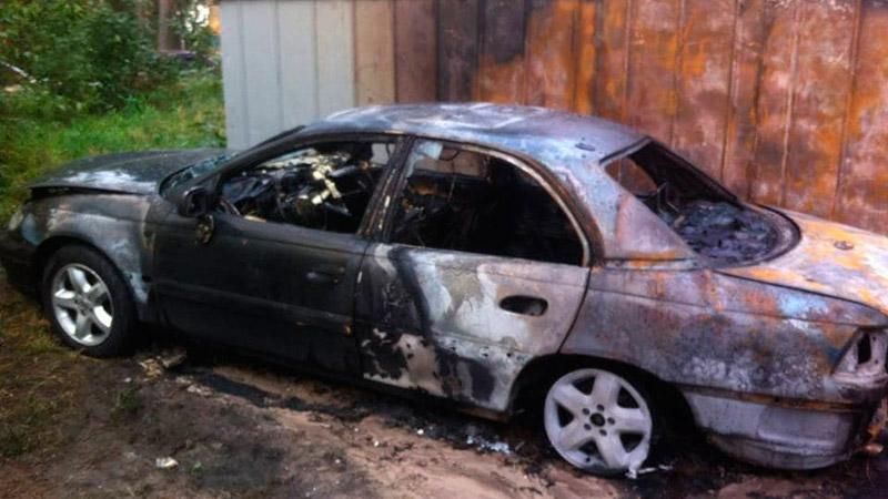 Массовое сожжение автомобилей устроили в Киеве