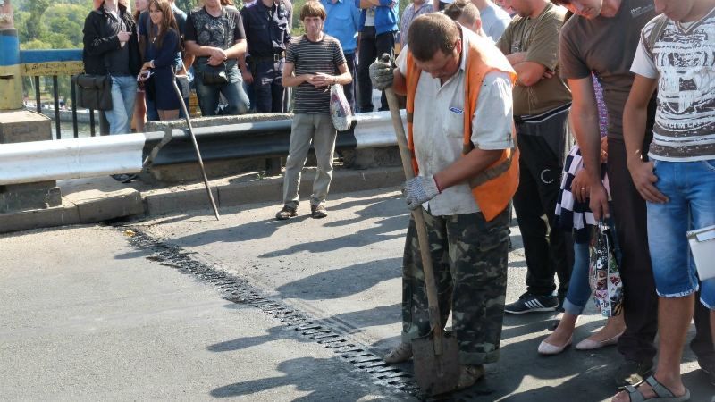 Разводной мост в Николаеве закатали в асфальт: суда часами простаивают Разводной мост в Николаеве закатали в асфальт: суда часами простаивают