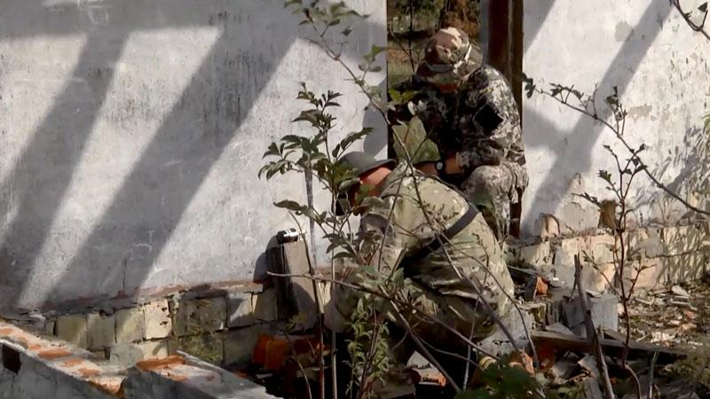 Игра со смертью: нацгвардейцы показали, как обезвреживают растяжки