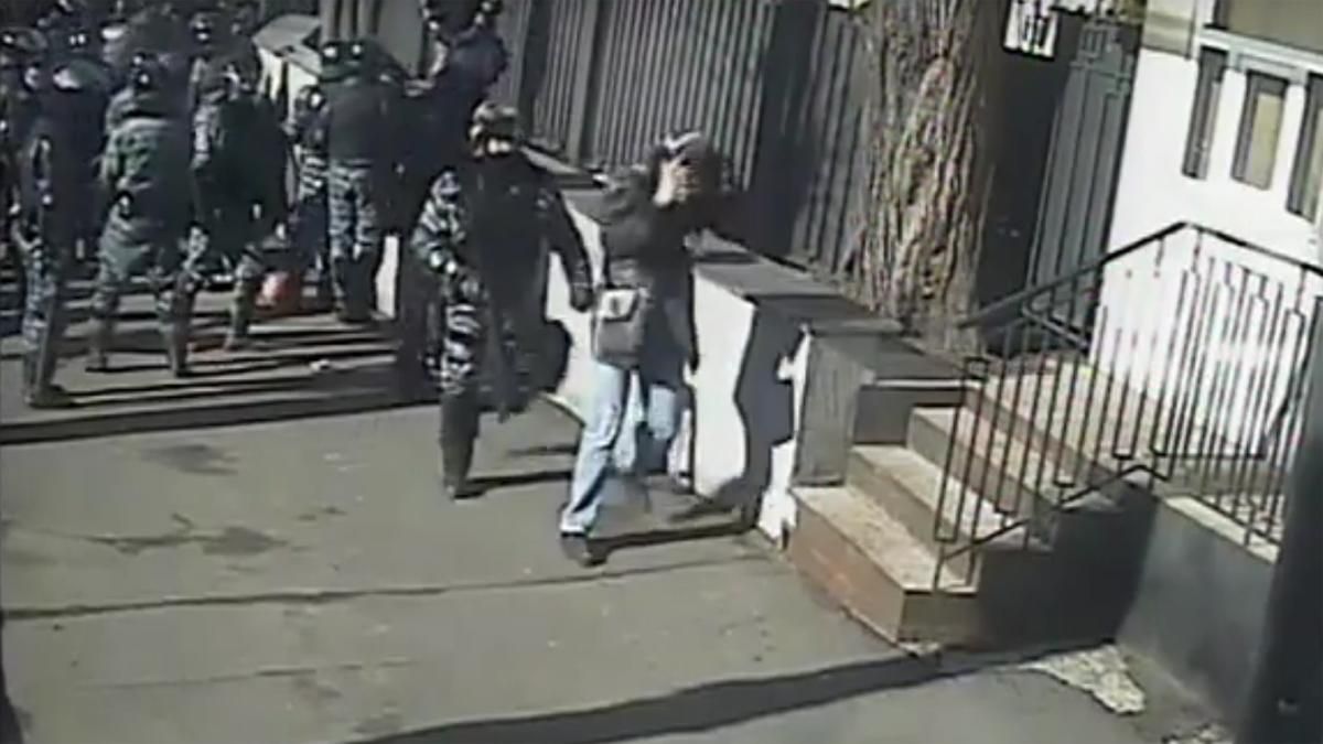 У мережі з'явилося нове відео побиття журналістів під час Євромайдану У мережі з'явилося нове відео побиття журналістів під час Євромайдану