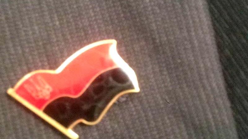 Міліція переплутала стяг УПА з прапором "ДНР" і "наїхала" на волонтера Міліція переплутала стяг УПА з прапором "ДНР" і "наїхала" на волонтера