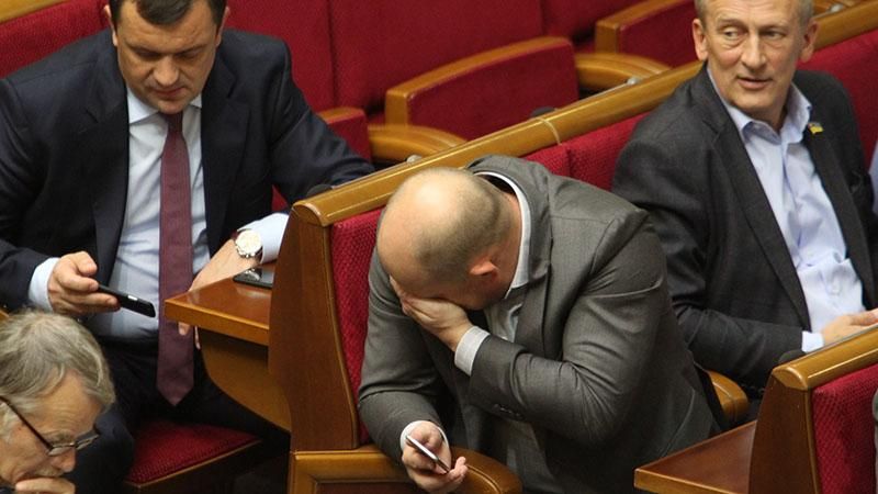 Конфеты, лекарства, фото и SMS: как проходит рабочий день депутатов Конфеты, лекарства, фото и SMS: как проходит рабочий день депутатов