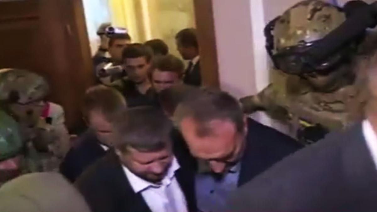 Мосійчук вийшов з парламенту в супроводі співробітників СБУ