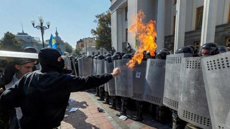 Ще десятьом учасникам кривавих заворушень під Радою оголосять підозри, — МВС Ще десятьом учасникам кривавих заворушень під Радою оголосять підозри, — МВС