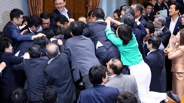 Японський парламент проголосував за революційний закон Японський парламент проголосував за революційний закон