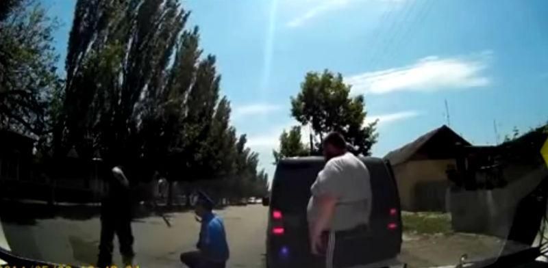 Вооруженный Мосийчук ставит на колени Гаишников — появилось шокирующее видео Вооруженный Мосийчук ставит на колени Гаишников — появилось шокирующее видео