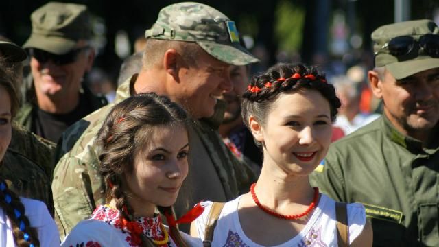 Вишиванки і військова форма: як Маріуполь святкує день міста