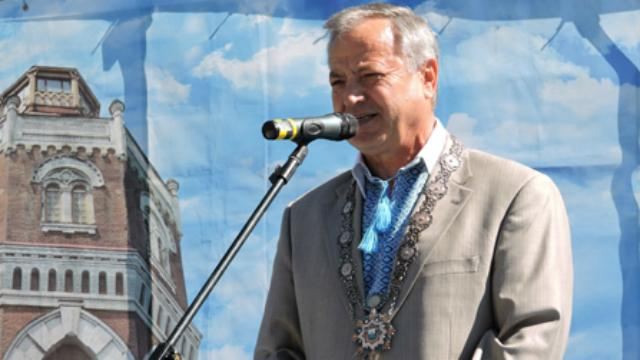 Мэр- "хамелеон" покрасовался в вышиванке