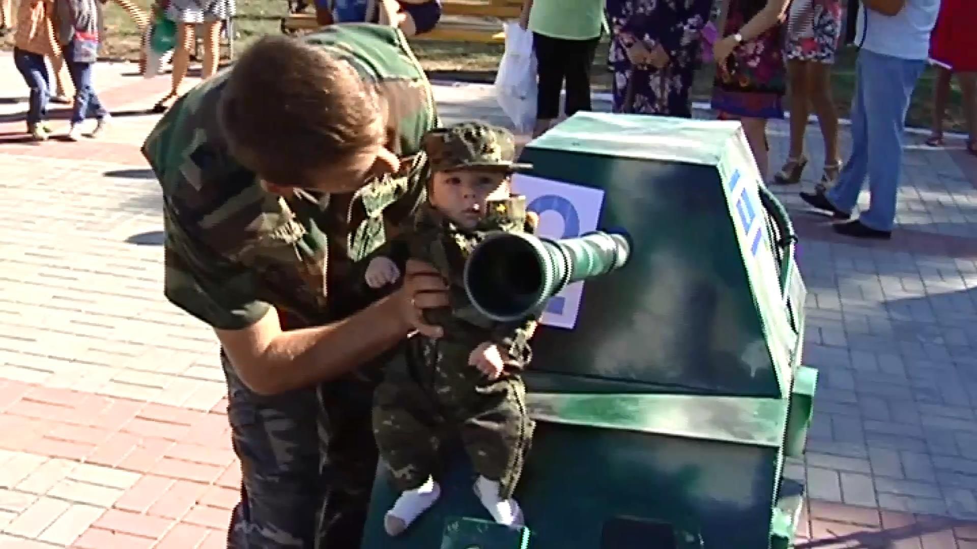 Батьки одягнули малюків у патріотичну та військову форму Батьки одягнули малюків у патріотичну та військову форму