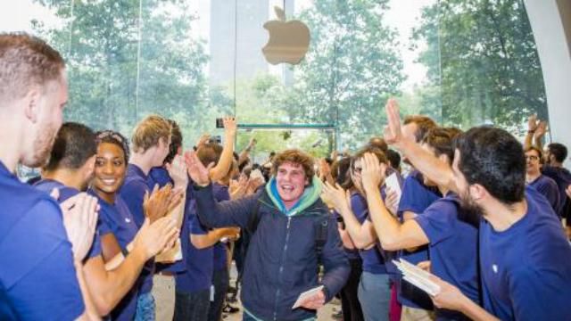 "Яблочный" забег: ради новых гаджетов люди ночевали под дверями магазина "Яблочный" забег: ради новых гаджетов люди ночевали под дверями магазина