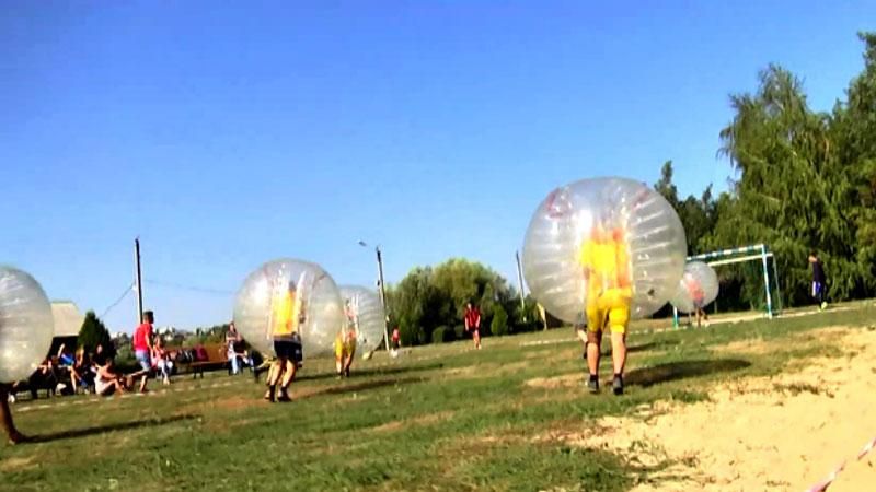 Новинка у видах спорту: харків'яни побавились у бампербол Новинка у видах спорту: харків'яни побавились у бампербол