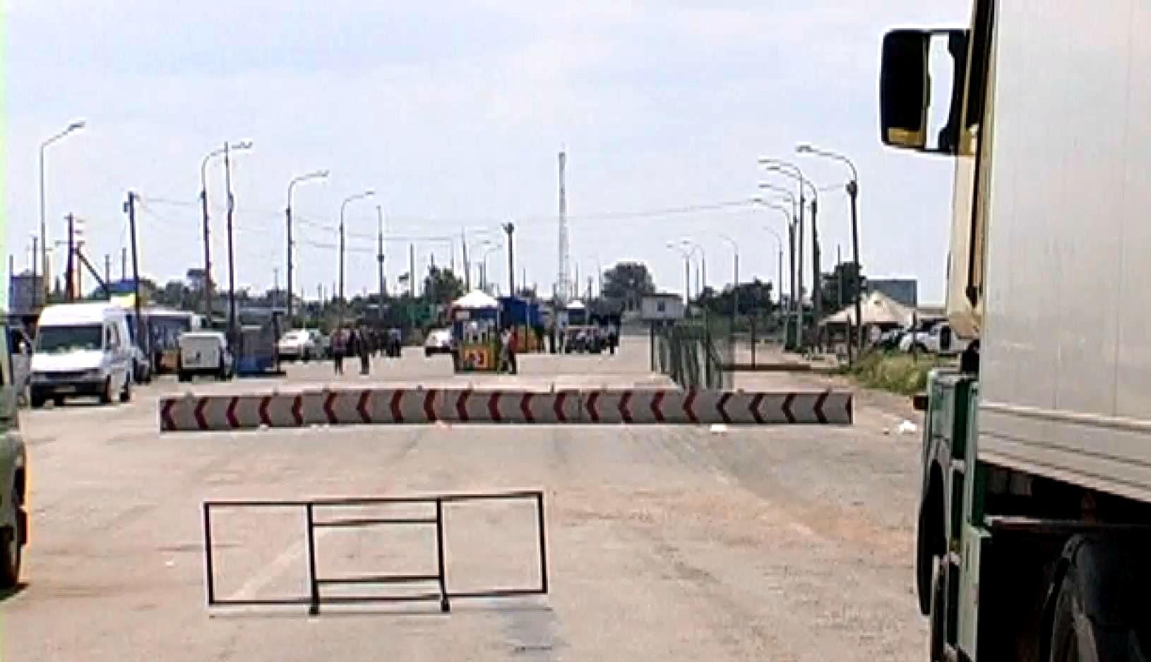 Блокада Крыму началась: люди сводят бетонные преграды Блокада Крыму началась: люди сводят бетонные преграды