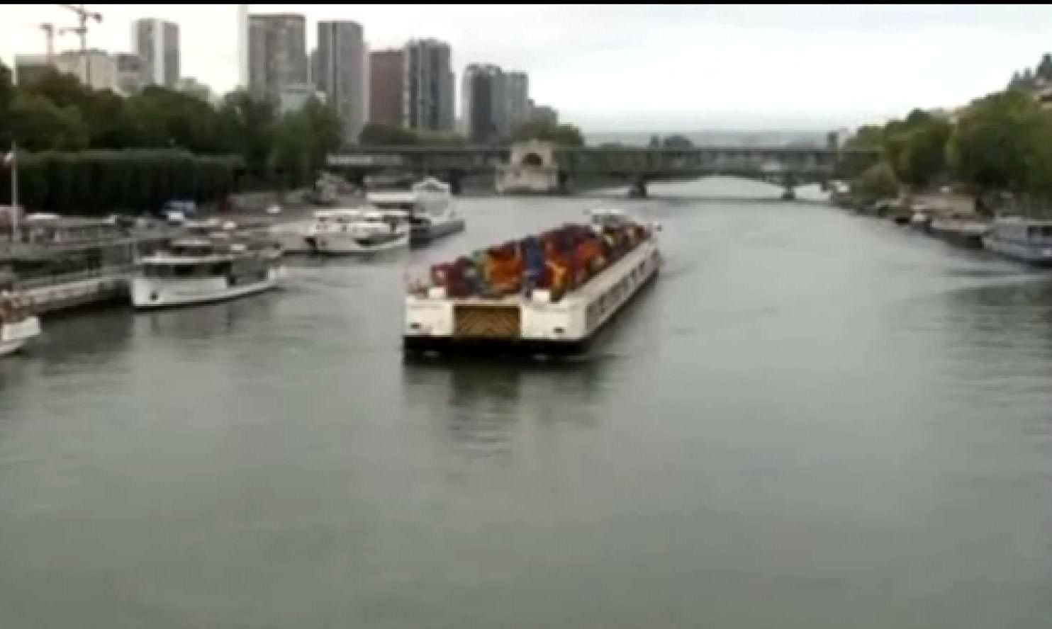 "Ноїв ковчег" пливе по Парижу "Ноїв ковчег" пливе по Парижу