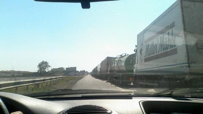 Поблизу кордону з анексованим Кримом вишикувалась черга з вантажівок