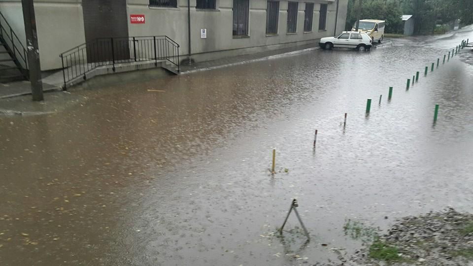 Непогода во Львове: город затопило