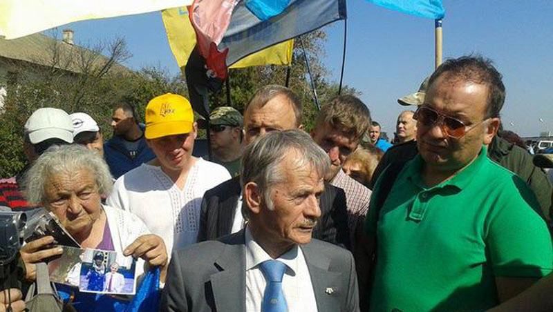 Милиция съехалась охранять активистов, которые заблокировали проезд в Крым Милиция съехалась охранять активистов, которые заблокировали проезд в Крым