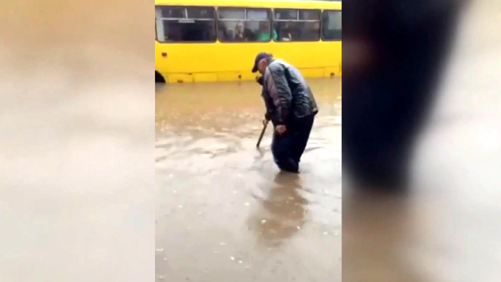 Ливень во Львове: полиция носит женщин на руках