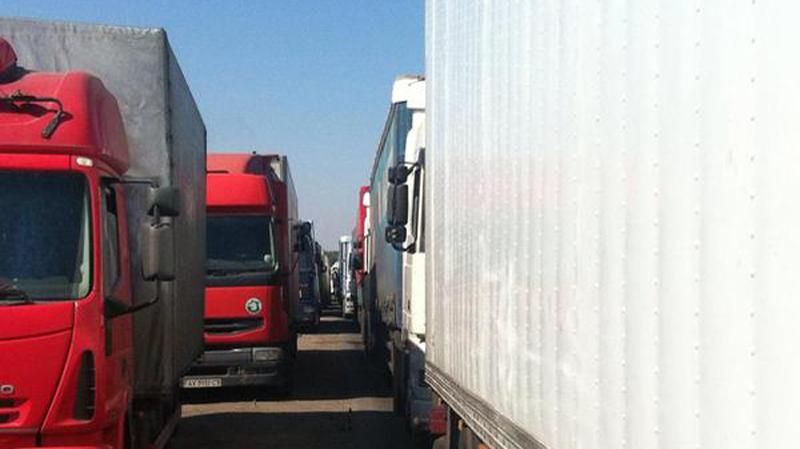 На въезде в Крым длинные пробки На въезде в Крым длинные пробки