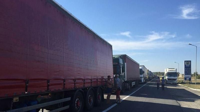 Крим повністю перекрили, вантажівки розвертаються, — Чубаров Крим повністю перекрили, вантажівки розвертаються, — Чубаров