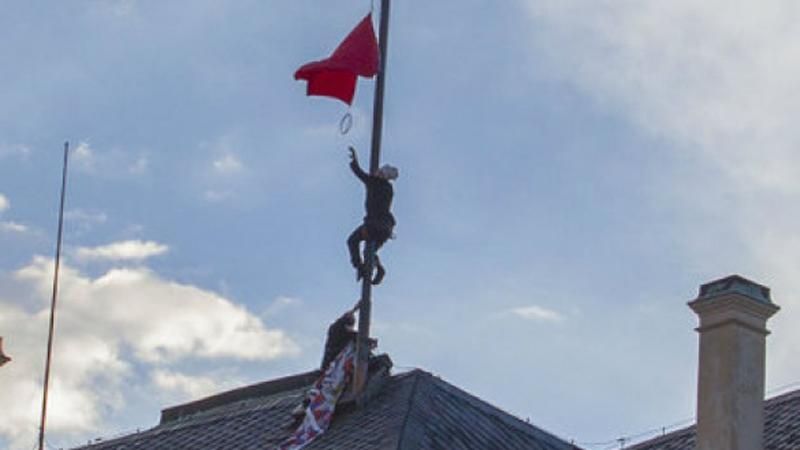 Над будинком президента Чехії вивісили червоні труси за любов до Путіна Над будинком президента Чехії вивісили червоні труси за любов до Путіна