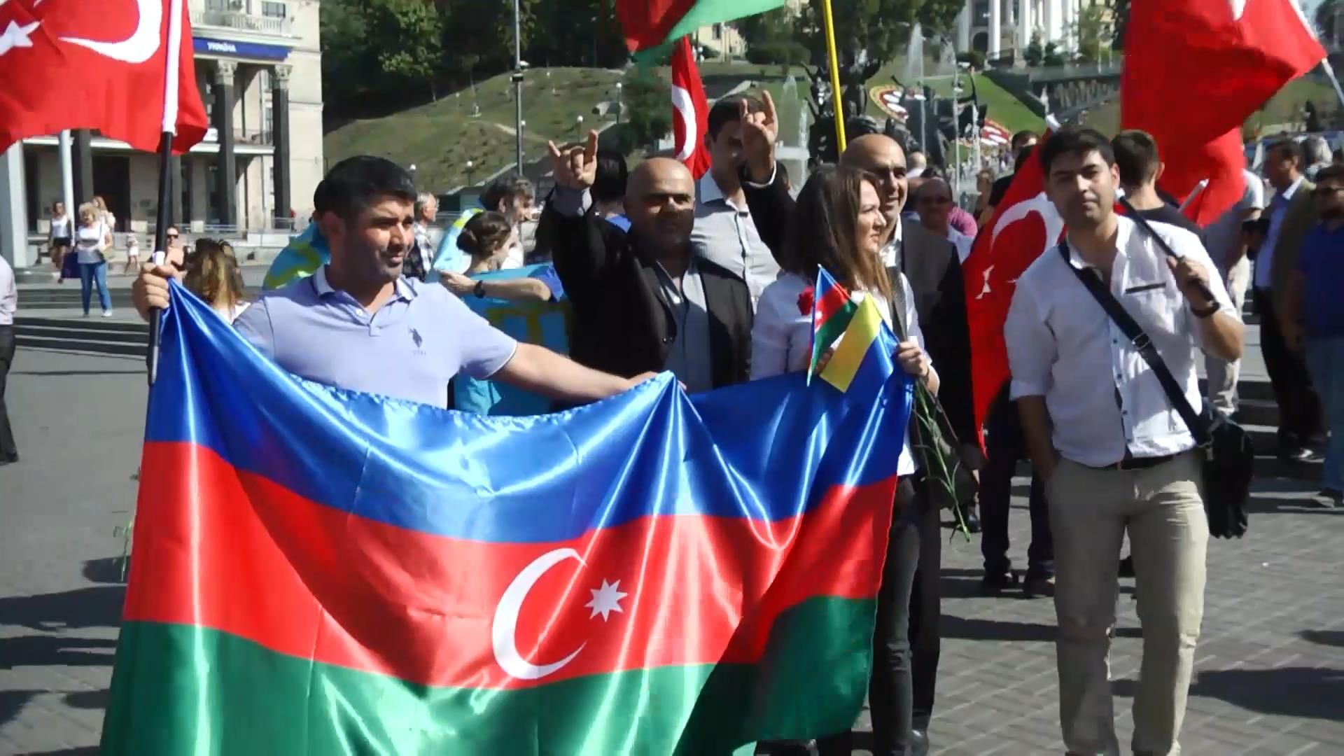 "Стоп терроризм": турки вышли на Майдан в поддержку украинцев