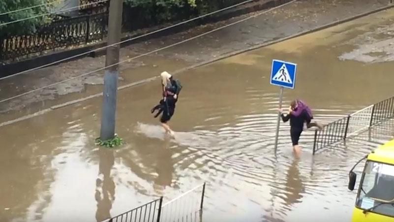Спасение львовян с "затонувшей" маршрутки полицейскими сняли на видео