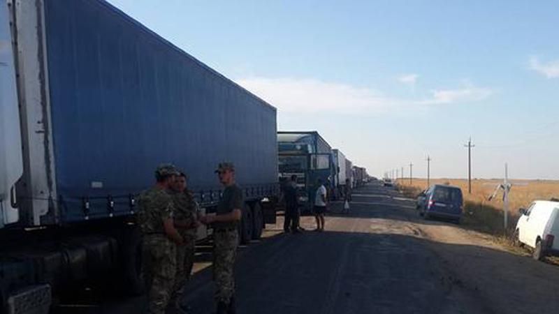Почти 250 грузовиков продолжают стоять на пропускных пунктах в Крыму