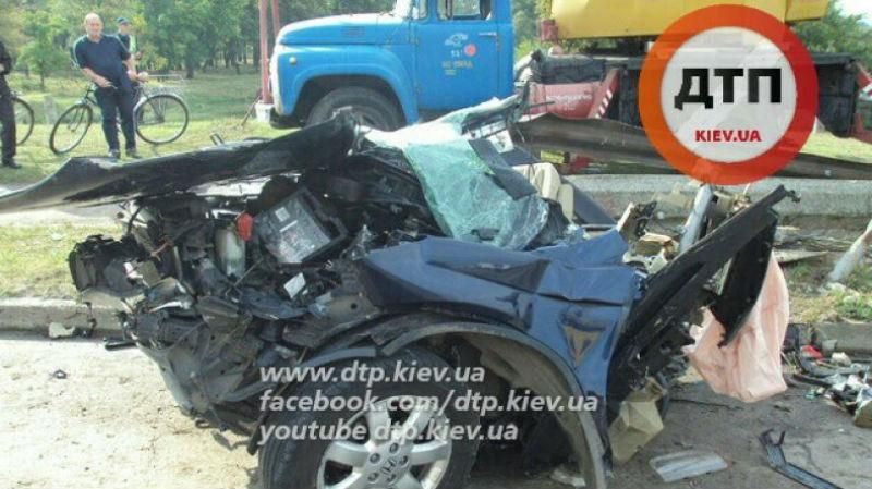 Авто на шаленій швидкості влетіло у стовп: машину розірвало на шматки Авто на шаленій швидкості влетіло у стовп: машину розірвало на шматки