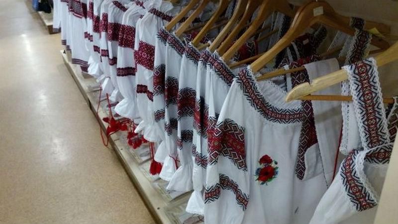 Терористи активно торгують українськими вишиванками Терористи активно торгують українськими вишиванками