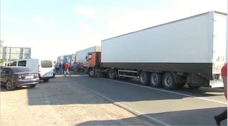 На пунктах пропуска в Крым агитируют за вступление в ВСУ, — Семенченко