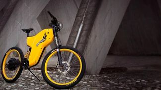 Появился суперкар с педалями и плеер без наушников