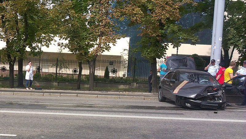 "Колорадський" автомобіль насмерть збив дівчину в Донецьку (18+)