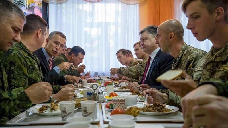 Порошенко и Генсек НАТО уплетали кашу в Яворовской столовой