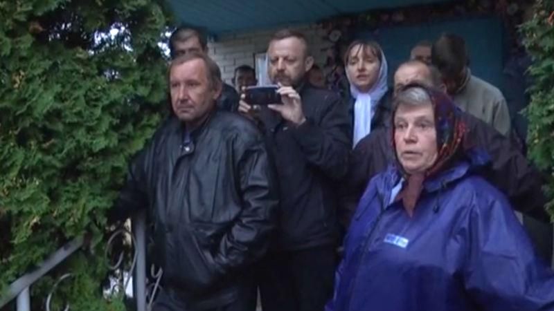 Люди устроили массовую драку за церковь. Досталось даже правоохранителям Люди устроили массовую драку за церковь. Досталось даже правоохранителям