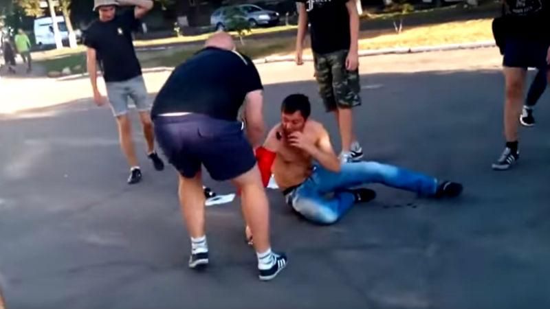 На Кировоградщине мужчину избили за коммунистическую футболку На Кировоградщине мужчину избили за коммунистическую футболку