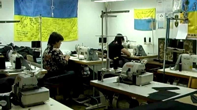 Волонтери шиють зимову форму для танкістів з новими "фішками" Волонтери шиють зимову форму для танкістів з новими "фішками"