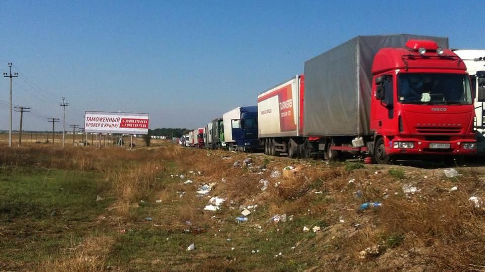 Водій знайшов незвичний спосіб прорватись до заблокованого Криму Водій знайшов незвичний спосіб прорватись до заблокованого Криму