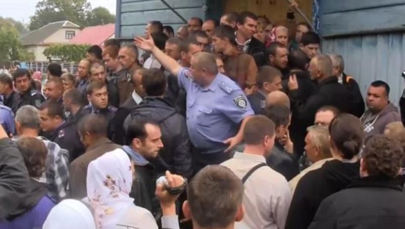 Парафіяни двох конфесій побились за церкву на Тернопільщині: дісталось навіть міліції