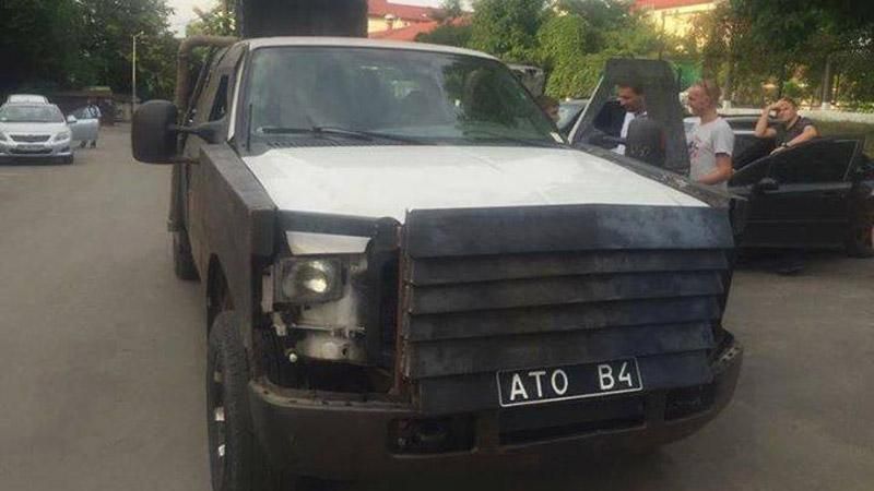 Броньований джип Парасюка зчинив справжній скандал Броньований джип Парасюка зчинив справжній скандал