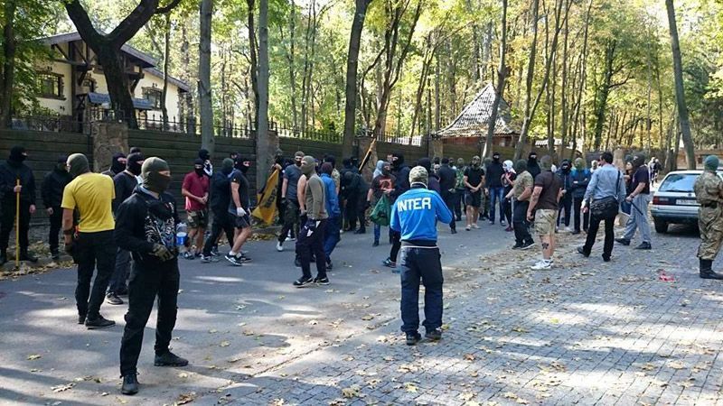 Полсотни молодых людей окружили дом Добкина Полсотни молодых людей окружили дом Добкина