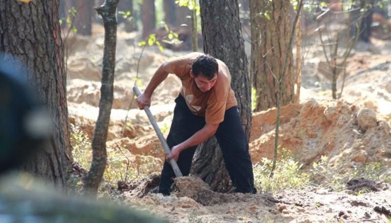 Організаторів незаконного видобутку бурштину встановили і змусили закопувати ями