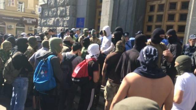 "Миша, выходи! Миша не бойся": в поисках Добкина неизвестные штурмовали мэрию "Миша, выходи! Миша не бойся": в поисках Добкина неизвестные штурмовали мэрию