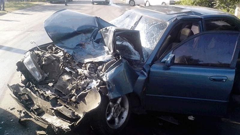 Председатель райсовета Луганской области разбил свою иномарку, влетев в троллейбус Председатель райсовета Луганской области разбил свою иномарку, влетев в троллейбус